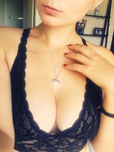 Tatouage sexy: Une belle nana montre ses seins dans une lingerie sexy